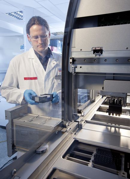 קובץ:Molecular diagnostics qia symphony.jpg