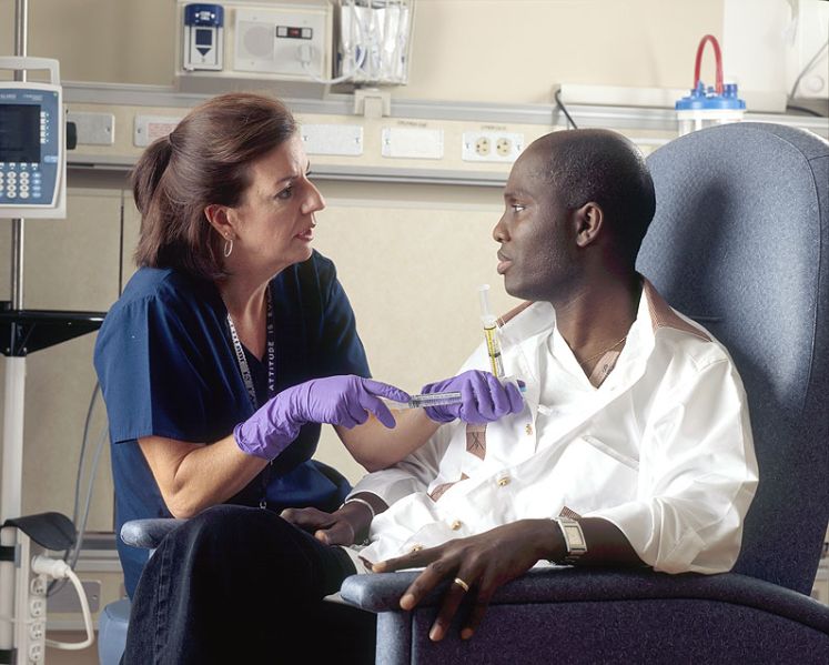 קובץ:Nurse administers chemotherapy.jpg